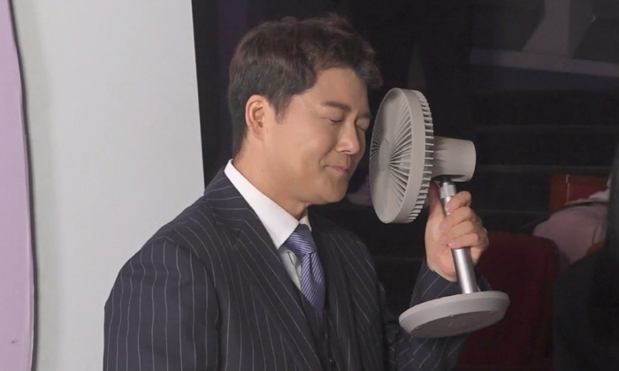 전현무, 흑채 뿌리는 '음중' MC "나이 오십에 뭐 하는 짓인지" ('…