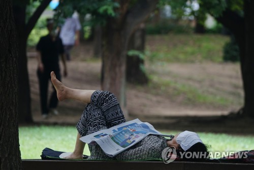 (서울=연합뉴스) 한상균 기자 = 서울 등 전국 곳곳에 폭염주의보가 발효된 25일 서울숲에서 한 시민이 잠을 자고 있다.