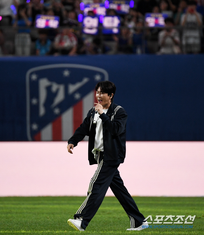 '니가 왜 거기서 나와?' 서울월드컵경기장에 나타난 영탁...인이어가 안…