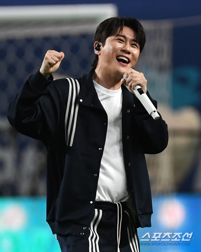 '니가 왜 거기서 나와?' 서울월드컵경기장에 나타난 영탁...인이어가 안…