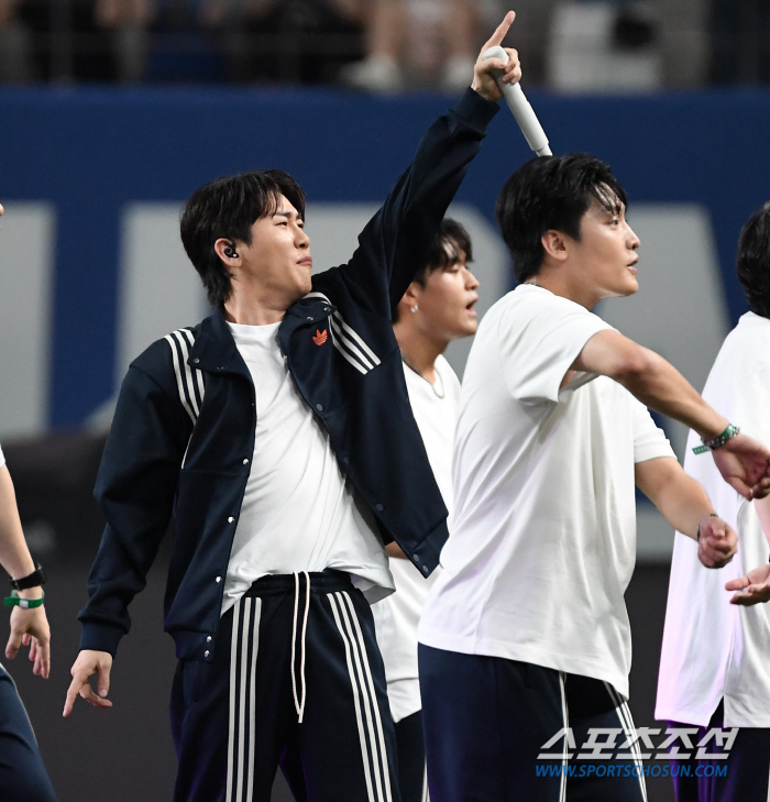 '니가 왜 거기서 나와?' 서울월드컵경기장에 나타난 영탁...인이어가 안…
