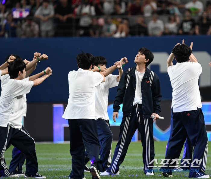 '니가 왜 거기서 나와?' 서울월드컵경기장에 나타난 영탁...인이어가 안…