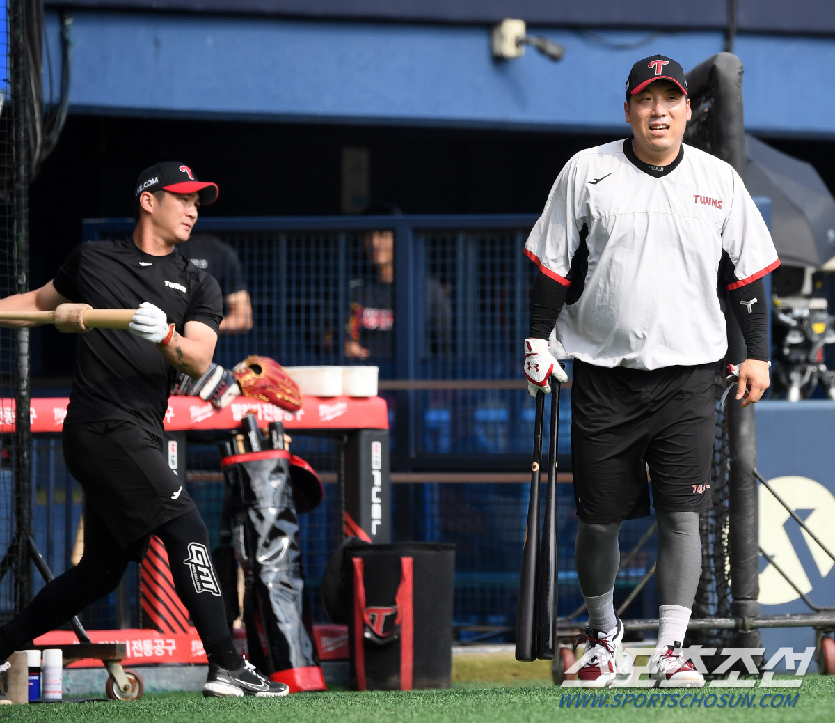 자꾸만 '힐끗' 친정팀 두산이 반가운 LG 김현수...'애들아 인사 좀 …