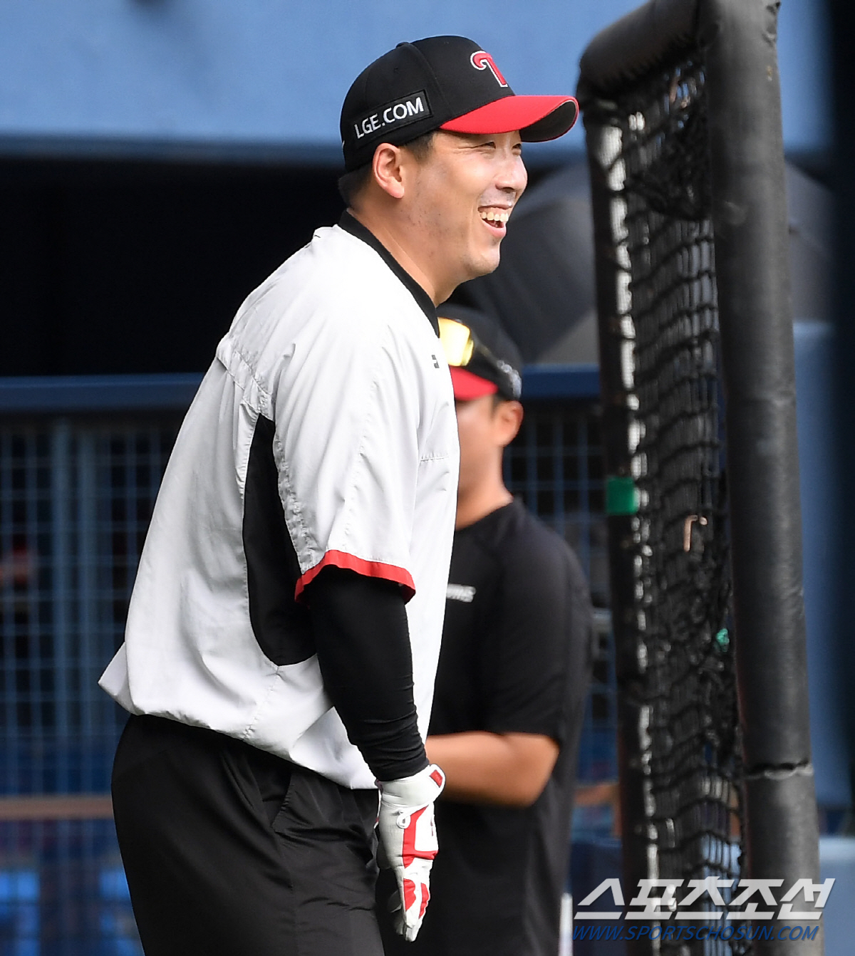 자꾸만 '힐끗' 친정팀 두산이 반가운 LG 김현수...'애들아 인사 좀 …
