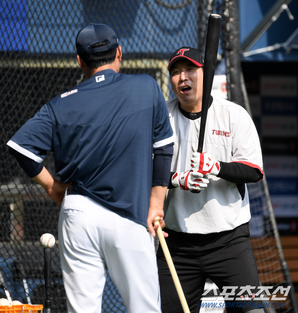 자꾸만 '힐끗' 친정팀 두산이 반가운 LG 김현수...'애들아 인사 좀 …