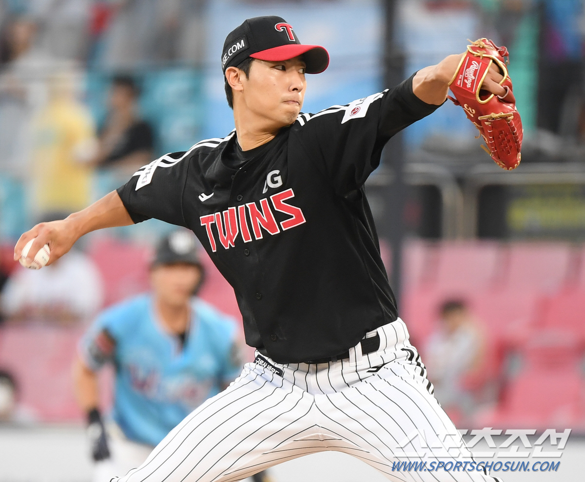 3회 6득점 빅이닝→데뷔 첫 선발승 눈앞 '좌절'…속타는 27세 이정용 …