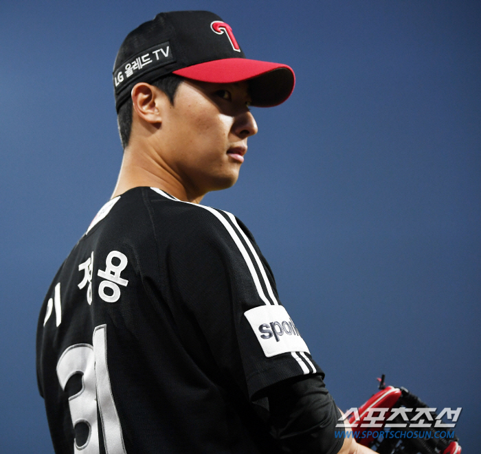 3회 6득점 빅이닝→데뷔 첫 선발승 눈앞 '좌절'…속타는 27세 이정용 …