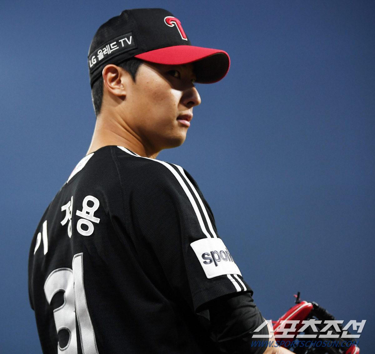 3회 6득점 빅이닝→데뷔 첫 선발승 눈앞 '좌절'…속타는 27세 이정용 …