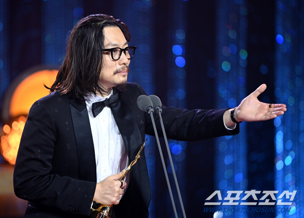 [제2회 BSA] 데뷔 10년 만에 '청룡' 트로피…이동휘·임지연, 남녀…