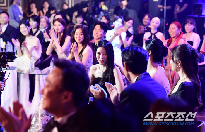 [제2회 BSA] 데뷔 10년 만에 '청룡' 트로피…이동휘·임지연, 남녀…