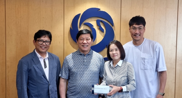 허구연 KBO 총재, 여자야구 국가대표팀 격려…야구공 50더즌+금일봉 전…