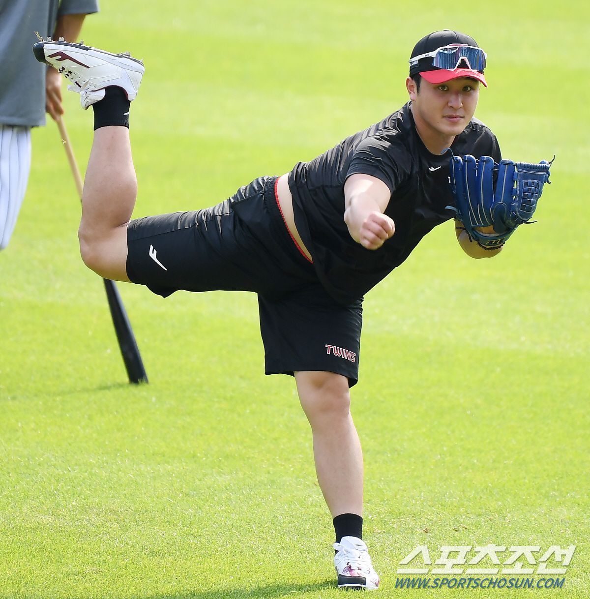 '웃어달라’는 요청에도 웃지 못한 최원태, 키움과의 이별은 슬프지만...…