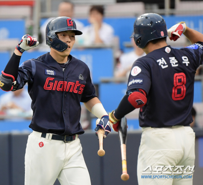 'Again 4월!' 완전체 임박한 롯데, 8월 대반격 꿈꾼다…'복덩이→…