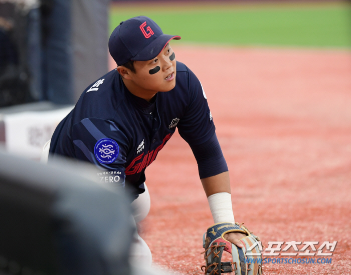 '타율 0.214→규정타석 꼴찌' 고개숙인 차세대 이대호…사령탑의 진솔한…