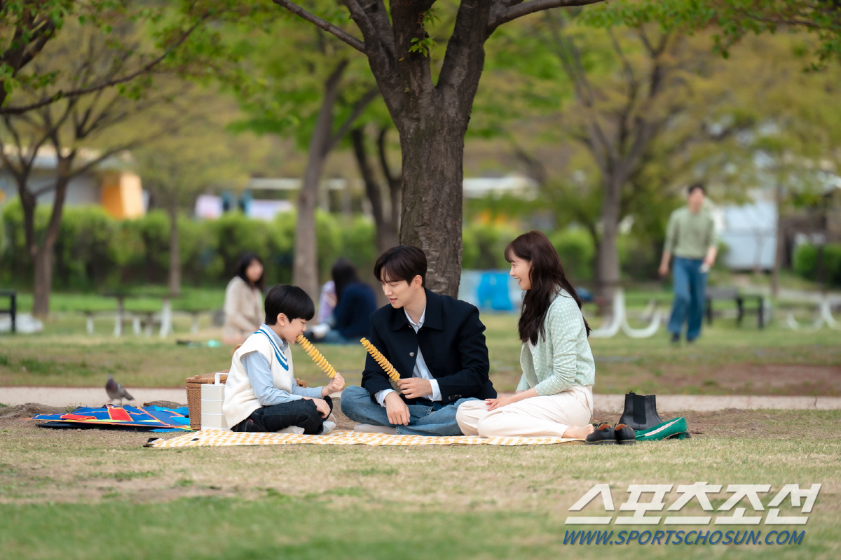 '킹더랜드' 이준호♥임윤아, 정략결혼 폭탄에도 육아 체험? 김동하 아들과…