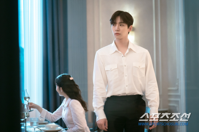 웃음 사라진 임윤아 vs 씁쓸한 눈빛 이준호, '정략 결혼' 위기 해법은…