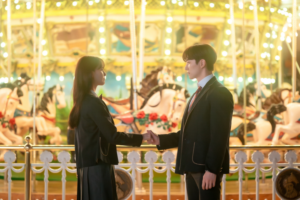 이준호♥임윤아, 교복 입은 비주얼 커플..놀이공원 데이트의 정석 ('킹더…