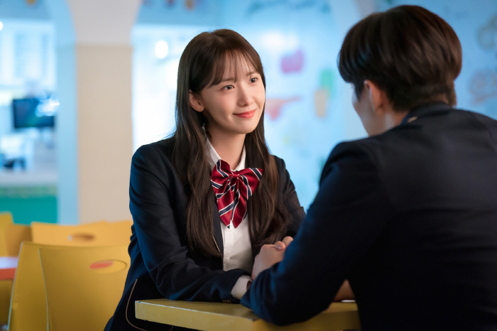 이준호♥임윤아, 교복 입은 비주얼 커플..놀이공원 데이트의 정석 ('킹더…