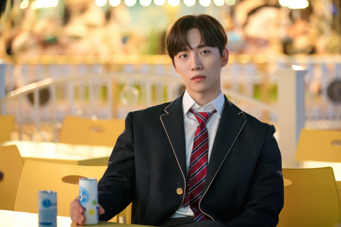 이준호♥임윤아, 교복 입은 비주얼 커플..놀이공원 데이트의 정석 ('킹더…