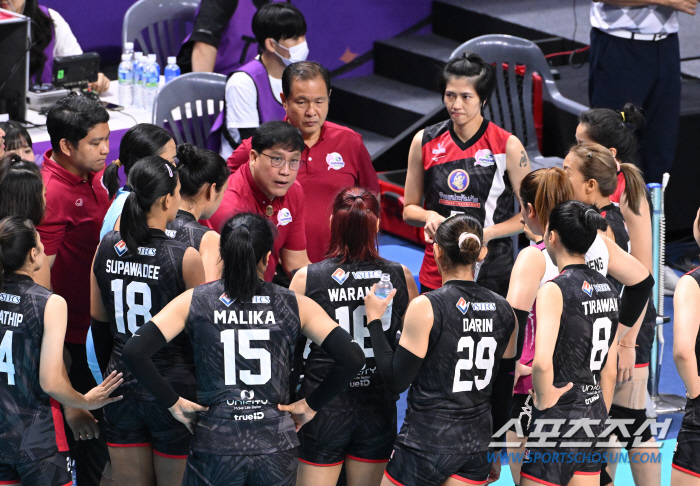 0-3 패한 태국 명문팀 감독 "GS칼텍스 서브 너무 잘해 감명. 더 훈…