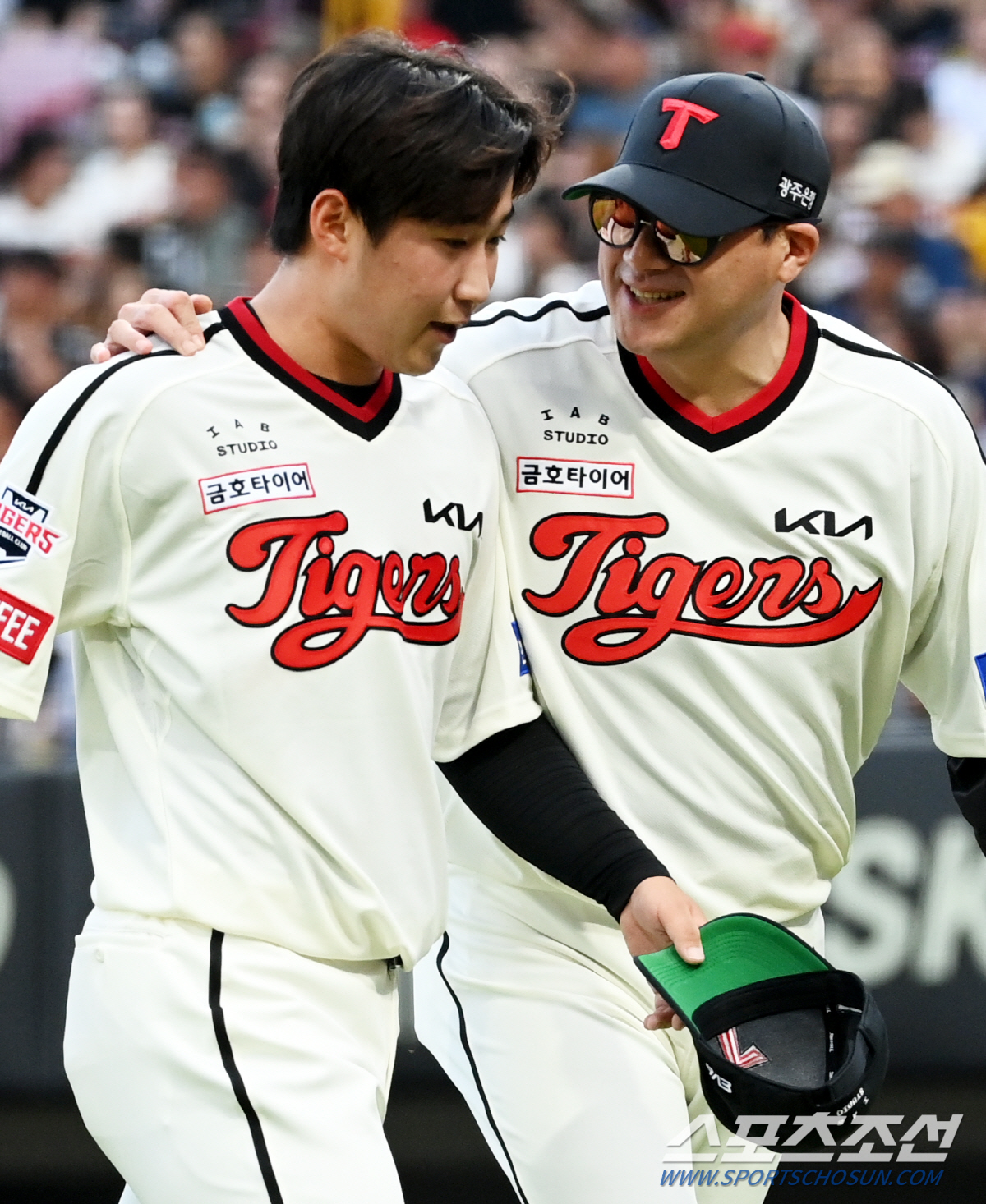 더그아웃 박차고 나온 코치 보며 놀란 아기 호랑이의 다급한 손짓, '무슨…