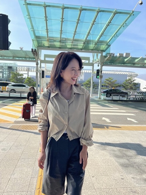 송지효, '패션 테러리스트' 완전히 졸업했나봐…힙한 '꾸안꾸' 공항 패션