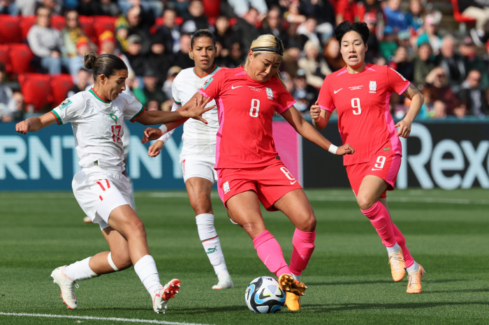 수비 아쉬움→전반 6분 선제 실점, '또 월드컵 악몽' 전반 0-1로 밀…