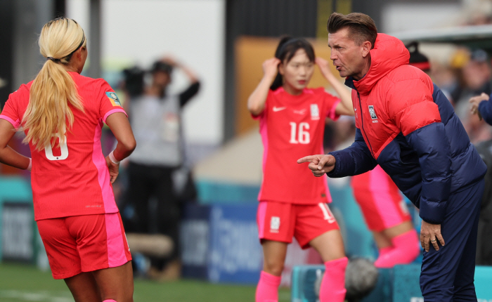 수비 아쉬움→전반 6분 선제 실점, '또 월드컵 악몽' 전반 0-1로 밀…