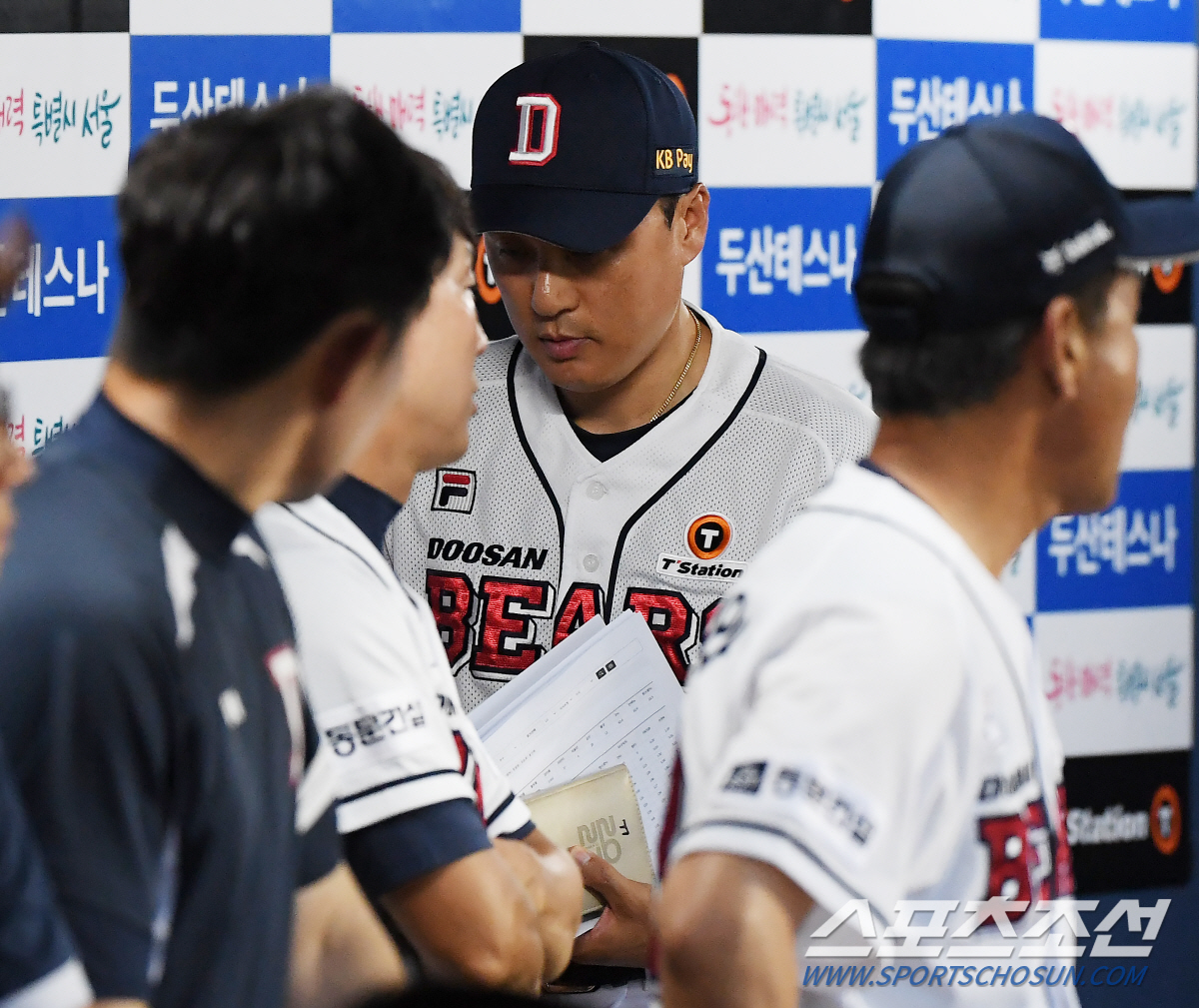 "양의지 때와는 달랐다, 비디오판독실 일관성 아쉬워"…더그아웃 박차고 나…