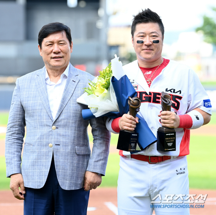 최형우, KBO리그 첫 1500타점+17번째 2000경기 시상식…허구연 …