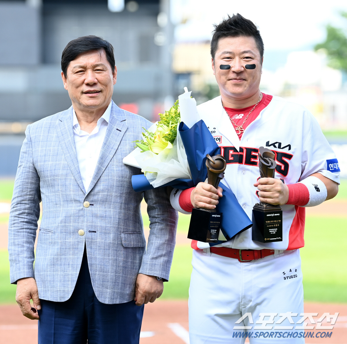 최형우, KBO리그 첫 1500타점+17번째 2000경기 시상식…허구연 …