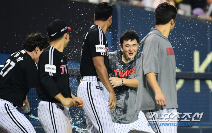 '우승 퍼즐' 이적 첫 등판 승리→축하 물 세례 폭발…"환영해줘서 좋다,…