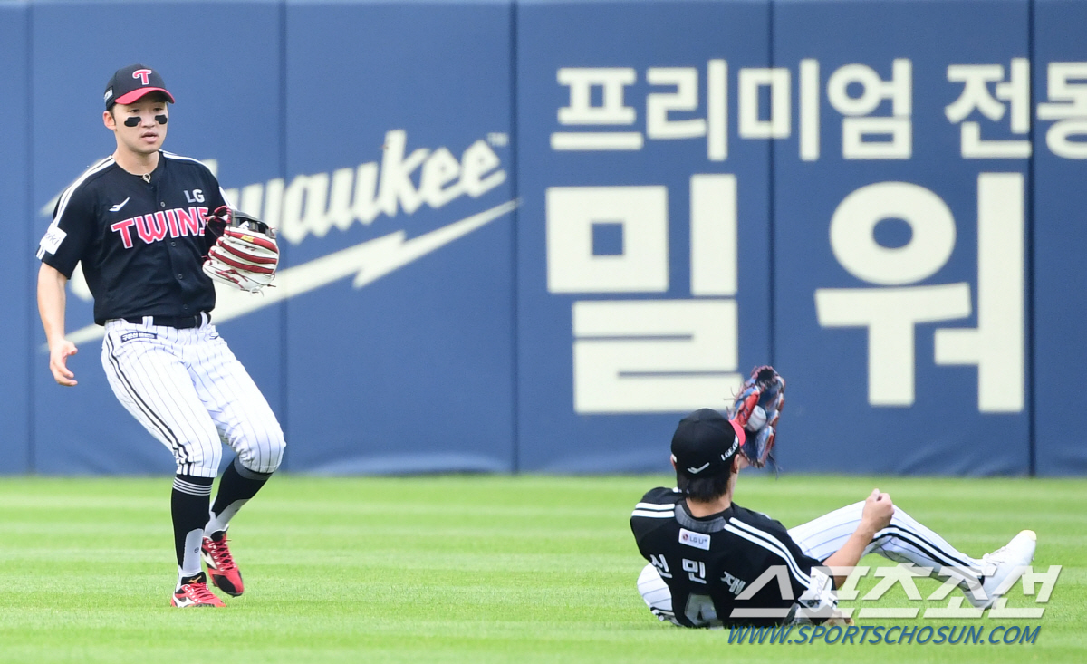 '우승 퍼즐' 이적 첫 등판 승리→축하 물 세례 폭발…"환영해줘서 좋다,…