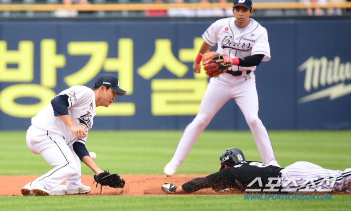 '투수 강습 타구도 아웃 연결' 수비 덕에 웃은 최원태-실책 탓에 운 브…