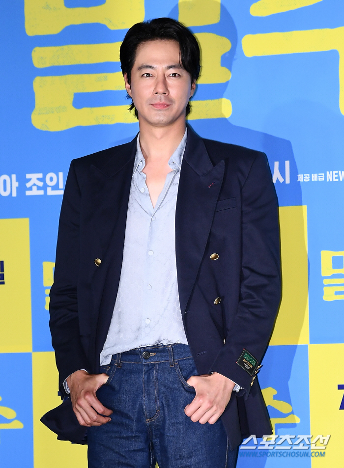 조인성, 지극한 팬사랑 "사비로 '밀수' 상영관 대관→팬들 초대해 무대인…