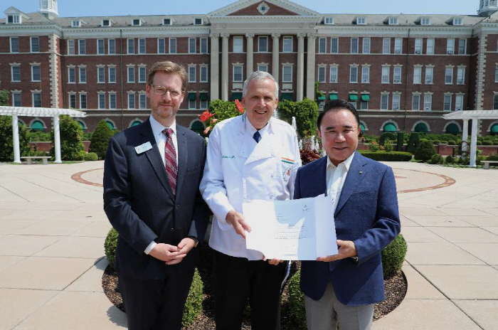 윤홍근 BBQ 회장, 글로벌 인재경영 확대...미 요리학교인 CIA와 협…