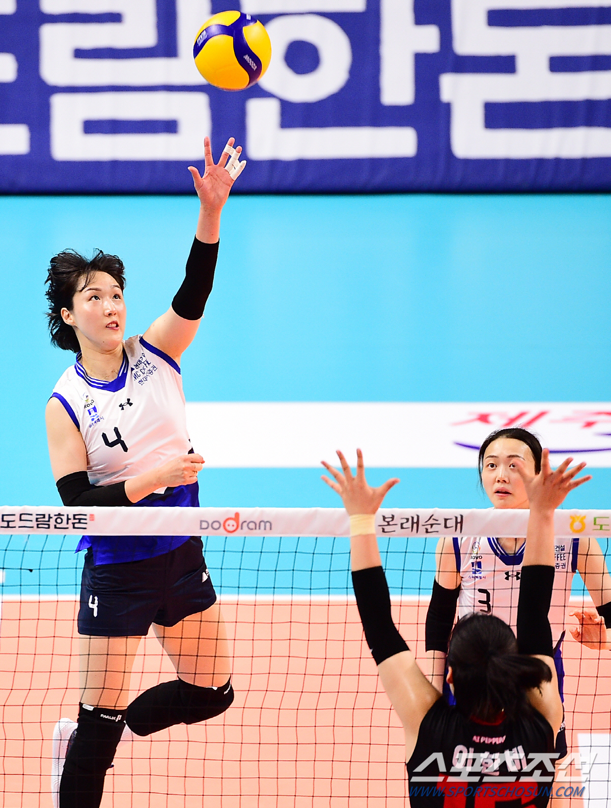 '37세 OP+34세 MB 레전드 30점 합작' 우승후보 현대건설 무실세…