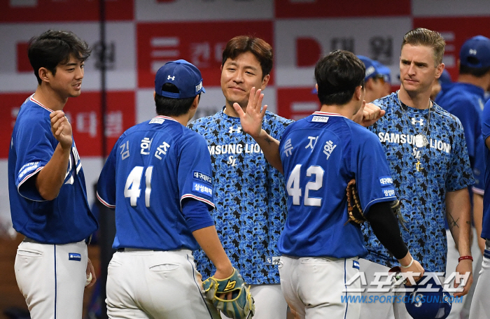 '망가지면 어때' 팀 분위기 위해 한 몸 바친 최고참 강민호...'으?X…