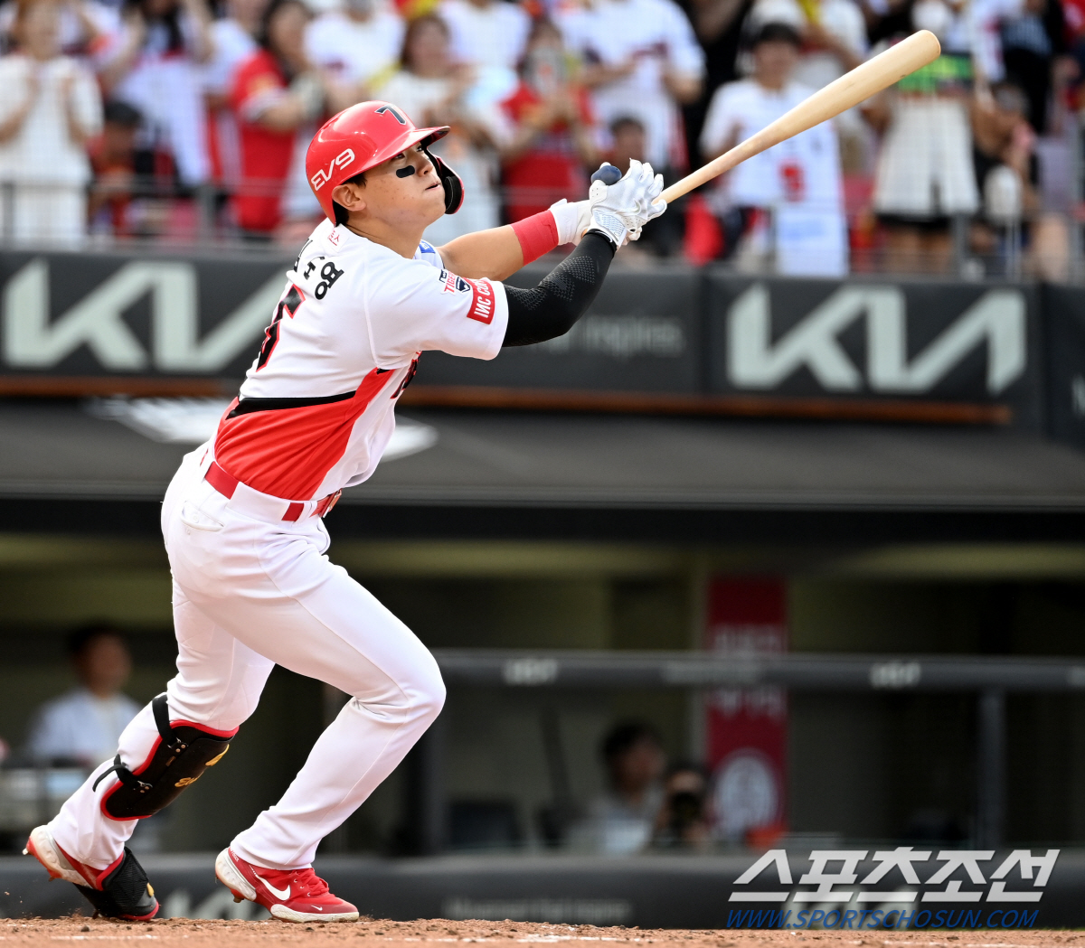 심장이 쫄깃, 다시 타석 들어갈 뻔... 아기 호랑이가 놀란 가슴 쓸어내…