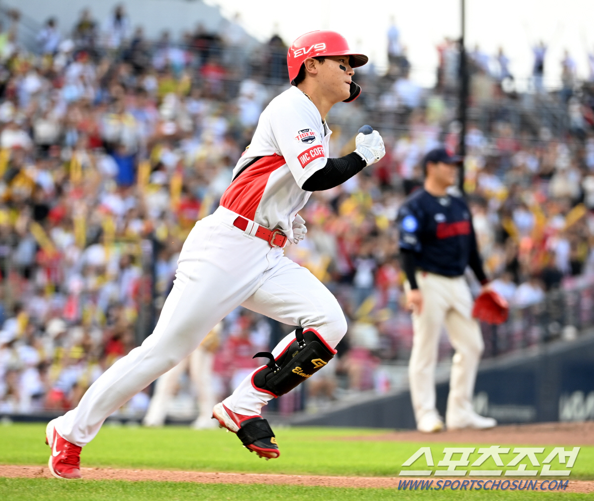 심장이 쫄깃, 다시 타석 들어갈 뻔... 아기 호랑이가 놀란 가슴 쓸어내…