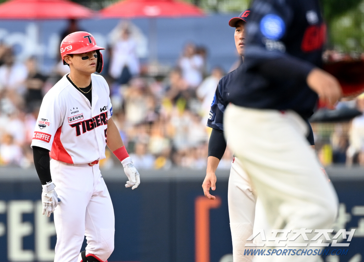 심장이 쫄깃, 다시 타석 들어갈 뻔... 아기 호랑이가 놀란 가슴 쓸어내…