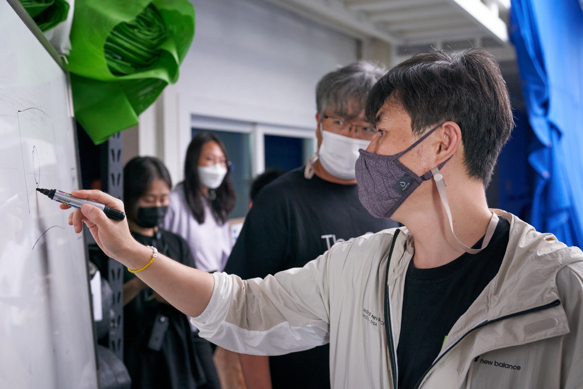 [SC인터뷰] "연출 딜레마..매번 살얼음판"…액션 류승완, 여름 류승완…