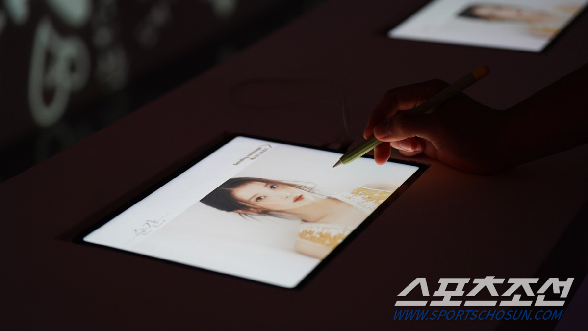 아이유, 데뷔 15주년 기념 미디어아트 전시 '순간, (Moment,)'…