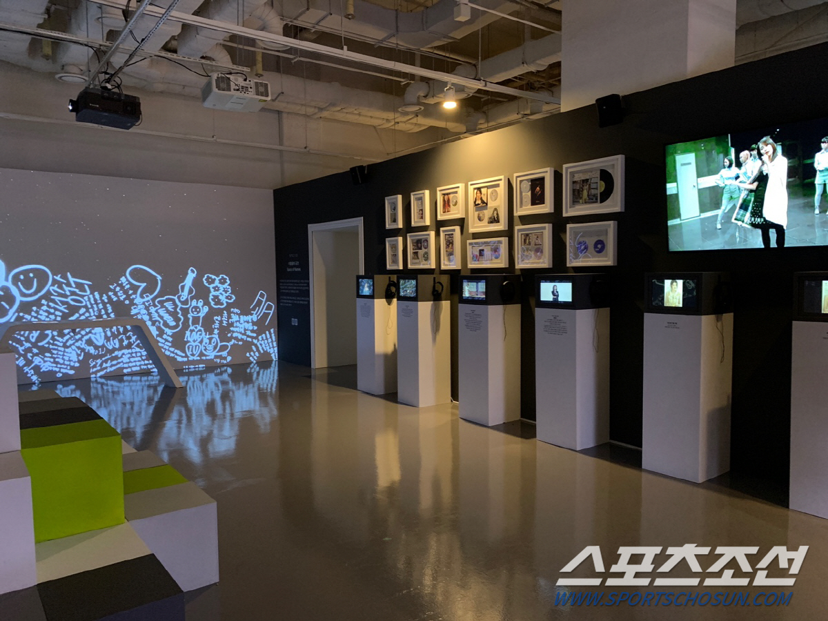 아이유, 데뷔 15주년 기념 미디어아트 전시 '순간, (Moment,)'…