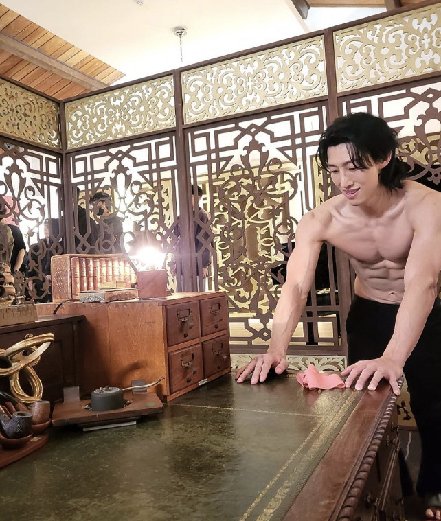 '경소문2' 강기영, '섹시 빌런' 의 명품 복근…첫 악역 위한 피나는 …