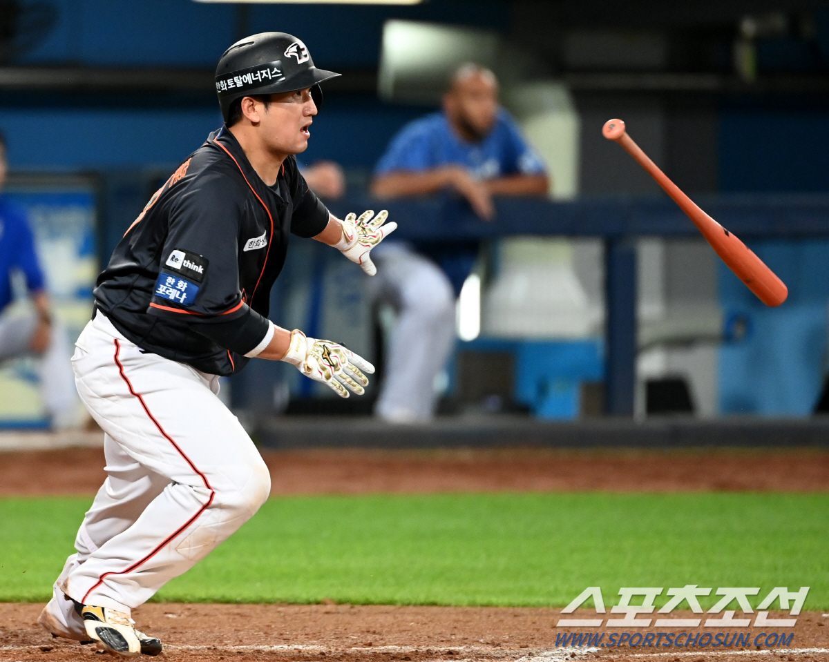 "최재훈, 손등 타박상 이상없다" SSG전 수비 때 배트에 맞고 교체…우…