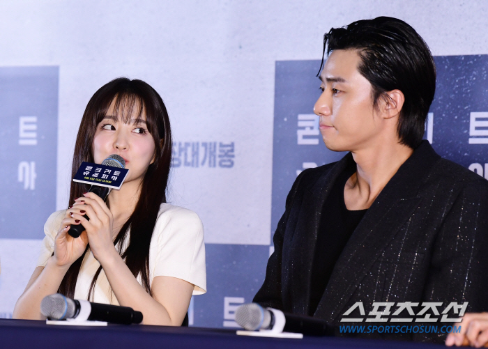 [SC현장] "과몰입 유발 100%"…이병헌→박서준X박보영 '콘크리트 유…
