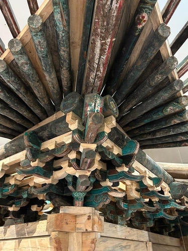 (파주=연합뉴스) 김예나 기자 = 경기 파주 전통건축수리기술진흥재단 전통건축부재보존센터 전시관의 '숭례문의 기억과 가치' 공간 모습. 2008년 화재 피해를 본 숭례문의 수리 현장에서 수습한 부재를 재사용해 상층 문루 일부를 재현했다. 사진은 지난 5월 전시관 개관을 준비하던 당시 모습. 2023.8.1 yes@yna.co.kr