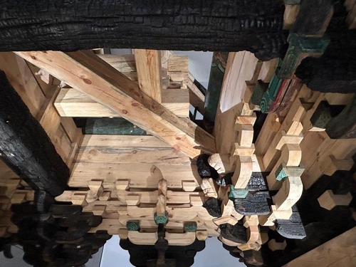 (파주=연합뉴스) 김예나 기자 = 경기 파주 전통건축수리기술진흥재단 전통건축부재보존센터 전시관의 '숭례문의 기억과 가치' 공간 모습. 2008년 화재 피해를 본 숭례문의 수리 현장에서 수습한 부재를 재사용해 상층 문루 일부를 재현했다. 사진은 지난 5월 전시관 개관을 준비하던 당시 모습. 2023.8.1 yes@yna.co.kr