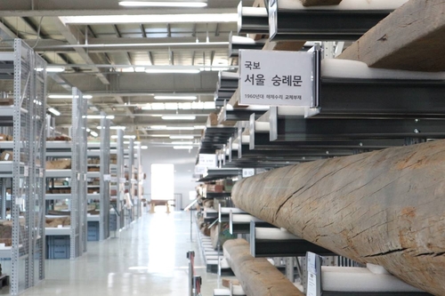 (파주=연합뉴스) 김예나 기자 = 경기 파주 전통건축수리기술진흥재단 전통건축부재보존센터 수장고에서 국보인 서울 숭례문의 여러 부재를 보관하고 있는 모습. 지난 2월 수장고를 방문했을 때 찍은 사진. 2023.8.1 yes@yna.co.kr